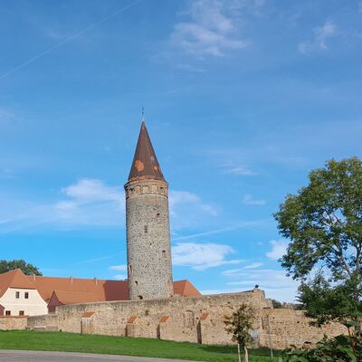 Bild vergrößern: Eine Aufnahme vom Zrbiger Schloss mit Schlossturm.